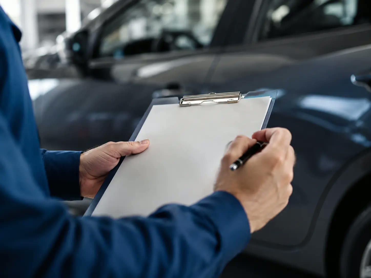 Mitarbeiter dokumentiert Schäden mit Checkliste beim Leasing-Check vor der Rückgabe